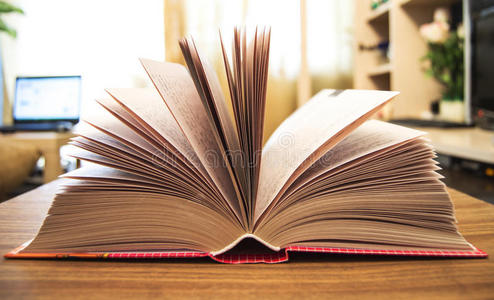 桌子书本背景图打开书本照片