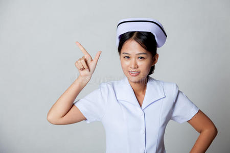 年轻的亚洲护士指着空白处