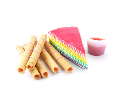 白底彩虹层蛋糕和草莓卷