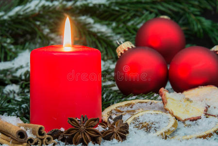 蜡烛和圣诞装饰