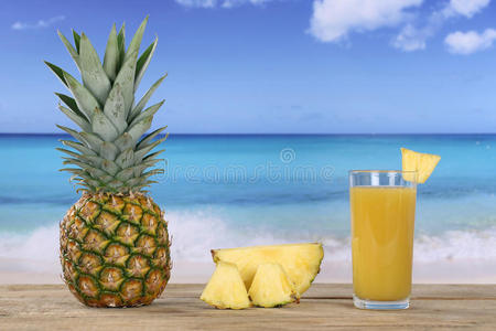 夏天海滩上的菠萝果汁