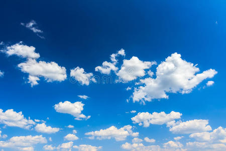 蔚蓝天空的云景背景