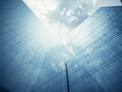 摩天大楼的蓝色玻璃墙