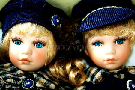 两个娃娃照片