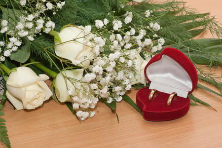 金桃玫瑰金戒指在盒子里,还有一束白玫瑰.照片