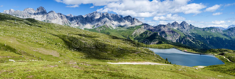 白云石，夏季景观