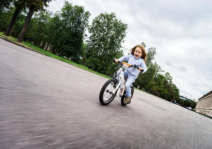 可爱的小女孩骑自行车很快