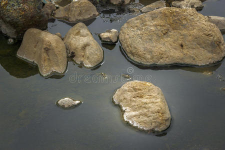 水流背景下的棕色天然岩石。