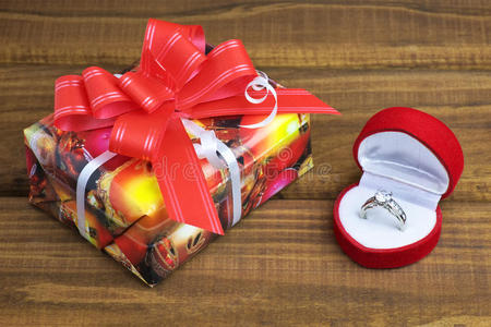 一个小礼物盒和一个带戒指的盒子