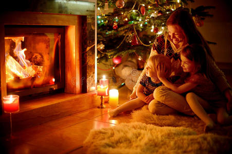 圣诞快乐一家人在壁炉旁