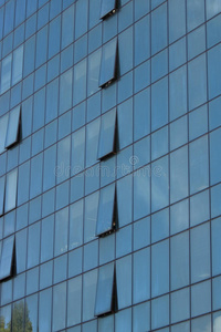 建筑物的正面玻璃窗
