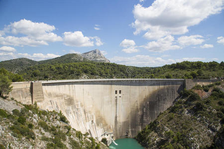 过滤嘴普罗旺斯比蒙公园的水坝墙照片
