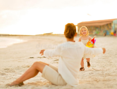 妈妈和小女孩在海滩上玩耍
