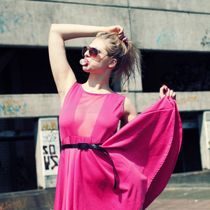 穿着粉色连衣裙的时尚达人