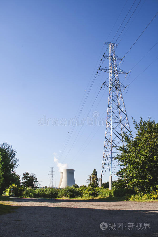 输电塔和核烟囱