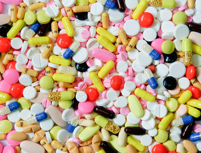 蓝色小帽五颜六色的药丸照片