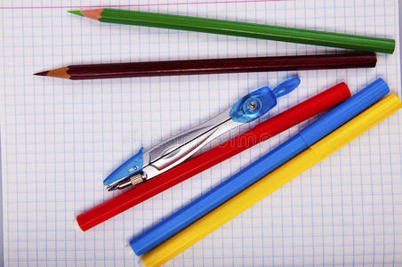 练习本上的铅笔钢笔指南针