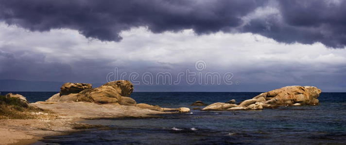 景观与水和岩石爱琴海，希腊