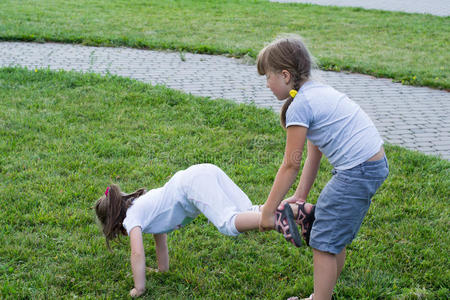 孩子们在草地上玩耍