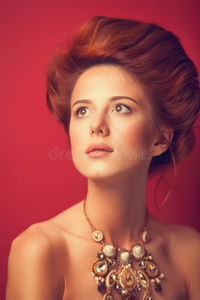 爱德华时代红发女子肖像