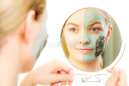 皮肤护理。脸上戴着泥巴面具的女人。美女。