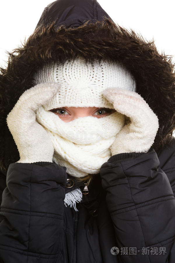 寒假。女孩用围巾遮住脸。