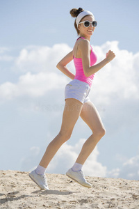 慢跑女孩从事体育运动