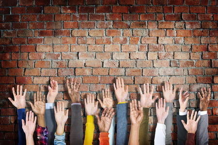 举起手来的人图片