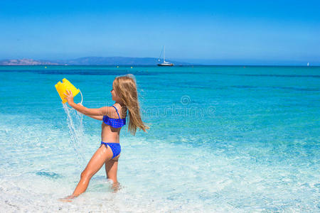 可爱的小女孩在浅水区玩得开心