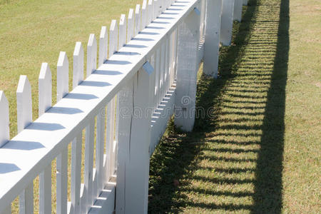 草坪桩白色尖桩篱笆照片
