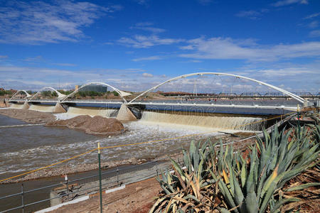 美国,亚利桑那州/坦佩:大雨过后的历史性盐河大坝照片