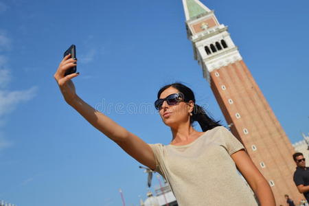 意大利威尼斯，一位年轻漂亮的女士在自拍