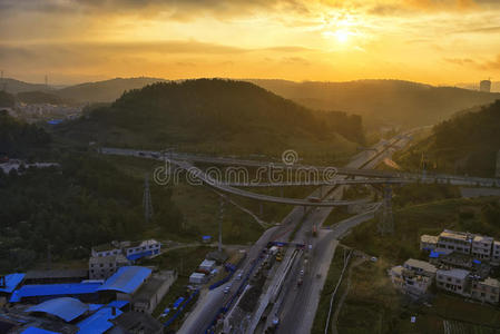 日出时的高速公路