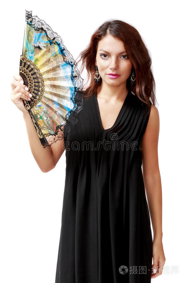 一个带扇子和黑色裙子的西班牙女人