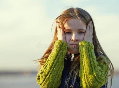 小悲伤女孩做梦图片