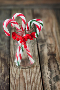 圣诞甜甜的糖果在玻璃的背景，垂直