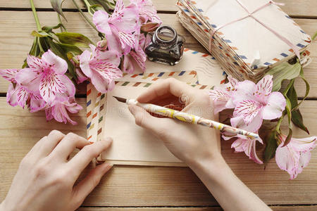 阿尔茨海默症写信的女人照片