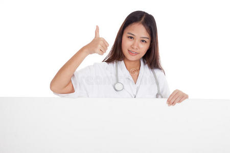 年轻的亚洲女医生在白胡子后面竖起大拇指