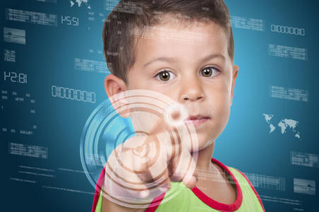 一个小男孩在虚拟背景上按下高科技的现代按钮