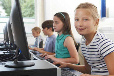 小学计算机班的一群孩子
