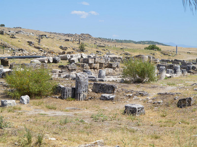 希拉波里斯古城遗址和蓝天