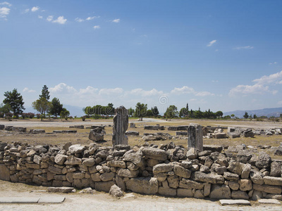 希拉波里斯古城遗址和蓝天