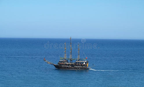 蓝海中的古董木船