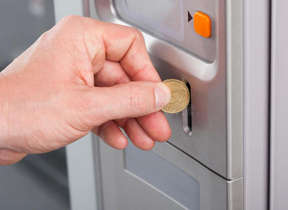 人工在自动售货机中插入硬币