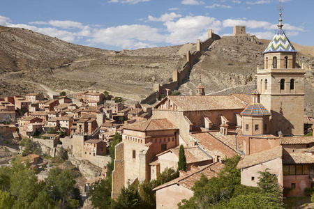 古老的大教堂在风景如画的阿尔巴雷辛村。西班牙