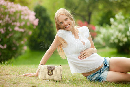 夏日草地上快乐的怀孕女人