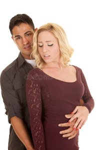 两个人严肃地搂着她的腰照片