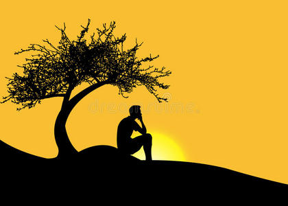 日落时独自坐在山上一棵树下的人照片