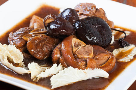 小鸡炖西红柿顶视图香菇,土豆,胡萝卜,辣椒炖猪肉香菇炖鸡柳白菜炖