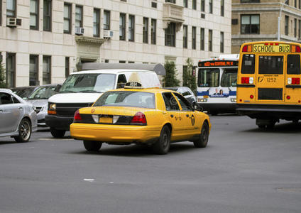 驾驶室纽约纽约的黄色出租车照片